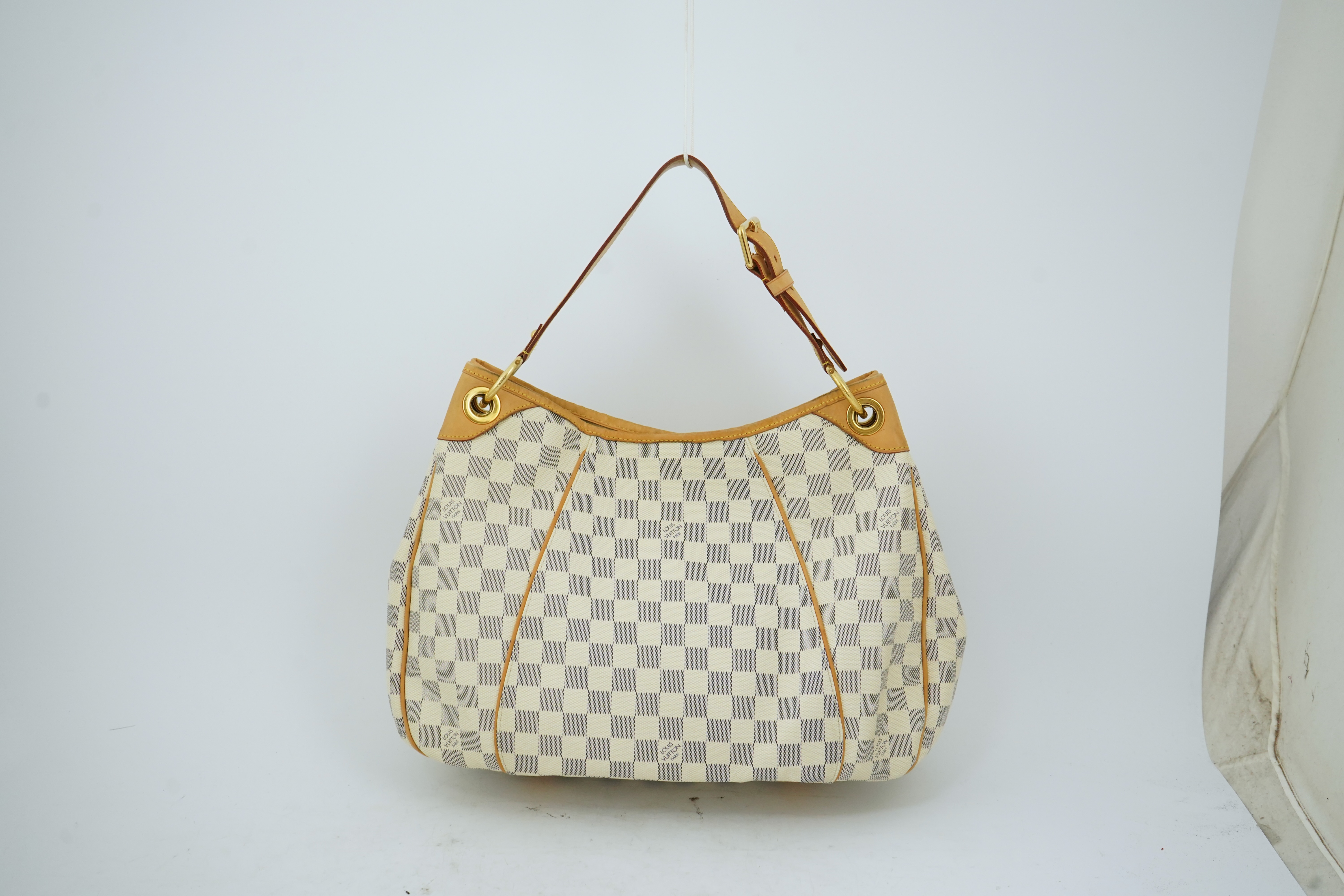 A Louis Vuitton handbag made from Damier Azur canvas with natural cowhide trim